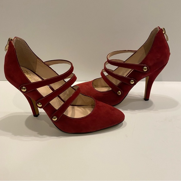 Burgundy 3” Vince Camuto bootie pumps with 3 straps and gold detailing - Picture 5 of 10
